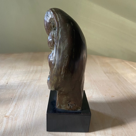 Cast Bronze statue of Mother and baby by Emily Mehling. Signed by the artist. - Picture 5 of 7